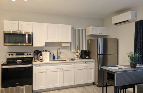 Coral Ridge Apartment | Fun-Sized Haven! Shared Heated Pool n Spa! Beach 1.4 mi! Walkable to Food n Fun