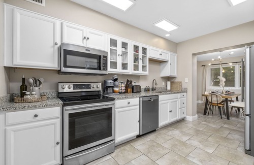 Gainesville House | Funky MINI GOLF Home filled with Amenities