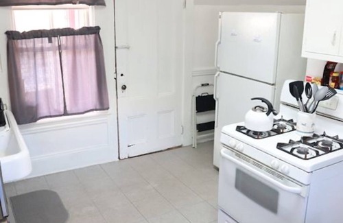 Roxbury Apartment | Furnished 3 Bedroom Apartment in the Heart of Boston!