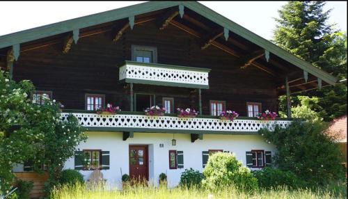 Kreuzfeld Apartment | Gästehaus Gschwendtner - Chiemgau Karte
