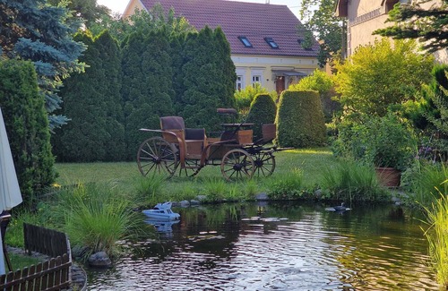 Trebbin Apartment | Gästezimmer mit Bezauberndem Garten und Koi-teich