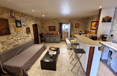 Sommieres Apartment | Gîte Anna 3 persons, air conditioning, swimming pool and garden in Sommières
