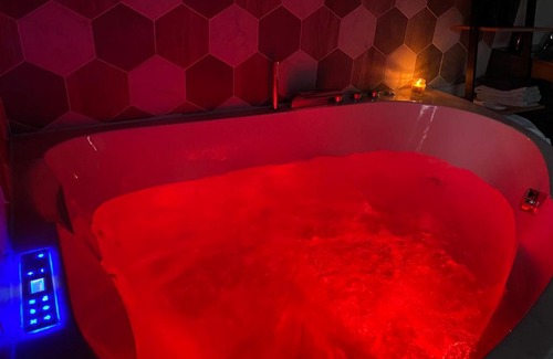 Le Mesnil-en-Vallee House | Gîte chaleureux avec jacuzzi