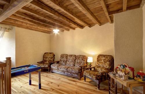 Saint-Just-en-Bas House | Gîte charmant avec cheminée, terrasse, et jardin privé à Saint-Just-en-Bas - FR-1-496-19