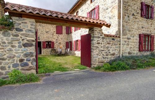 Saint-Just-en-Bas House | Gîte charmant avec cheminée, terrasse, et jardin privé à Saint-Just-en-Bas - FR-1-496-19