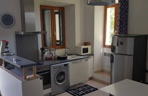 Matra Apartment | Gîte de 4 Personnes Dans une Maison en Pierre de Pays