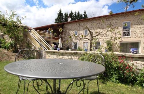 Saint-Georges-Lagricol House | Gîte de charme en Auvergne, cour fermée, jardins privés, BBQ, babyfoot, proche St Jacques de Compostelle - FR-1-582-232