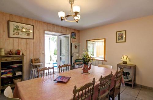 Marols House | Gîte de charme à Marols avec jardin, cheminée, wifi et équipements pour toute la famille - FR-1-496-2