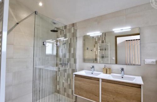 Pouilly-les-Feurs House | Gîte de charme avec spa, terrasse et balcon - Tout confort, au cœur de la nature - FR-1-496-303