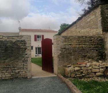 Saint-Medard-d'Aunis House | Gîte des Abeilles