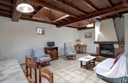 Saint-Medard-en-Forez House | Gîte familial avec cheminée, jardin et espace jeux près de Chazelles-sur-Lyon et St-Galmier - FR-1-496-281