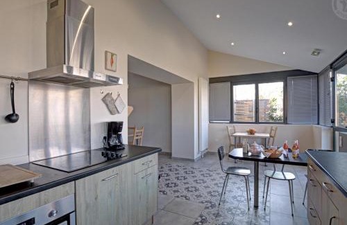 Chazelles-sur-Lyon House | Gîte Familial 200m² avec Jardin, Terrasse, Jeux, et Confort Moderne à Chazelles-sur-Lyon - FR-1-496-203