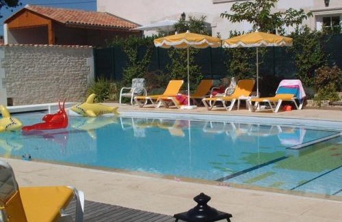 Saint-Cybardeaux House | Gîte familial avec piscine chauffée, jardin privé et équipements bébé en pleine propriété viticole. - FR-1-653-18
