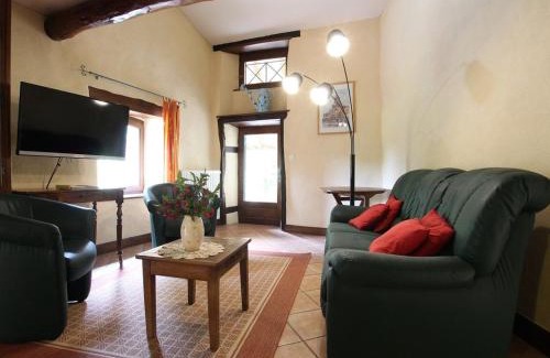 Villeneuve-dʼAllier House | Gîte familial avec grande terrasse à Auzat, proche baignades et sites historiques - FR-1-582-183