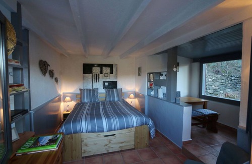 Pezenes-les-Mines Bed & Breakfast | Gîte les piafs from 6 to 8 people