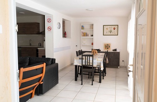 Velaux Apartment | Gîte Pinède. Bas de Villa 2 Ch, Terrasse, Parking