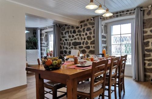 Seneujols Bed & Breakfast | Gîte pittoresque en campagne près du Puy-en-Velay, idéal pour nature et St-Jacques de Compostelle - FR-1-582-451