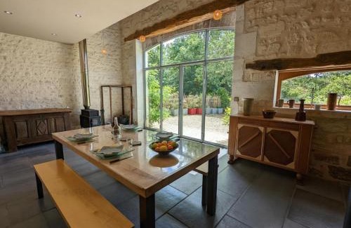 Guizengeard House | Gîte spacieux avec jardin privatif, animaux, accès PMR, pêche, randonnées et équipements bébé inclus - FR-1-653-191
