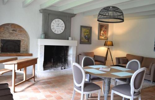 Lignieres-Sonneville House | Gîte spacieux avec jardin, piscine, cheminée, et équipements bébé au cœur des vignes du Cognac - FR-1-653-59