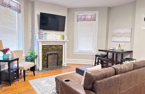 Fan District Apartment | G4 KING BED central location museums FREE PARKING