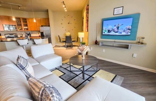 Uptown Apartment | Galleria Luxury Stay Pool Gym Stunning Views