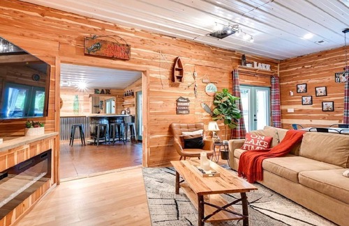 Cub Run House | Game Room, Bar & Hot Tub: Perfect Group Getaway