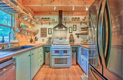 West Dover Cabin | Game Room & Hot Tub: Pet-Friendly Mount Snow Gem