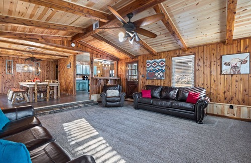 Ringold Cabin | Game Room with pool table and ping pong, hot tub, less than a mile from lake