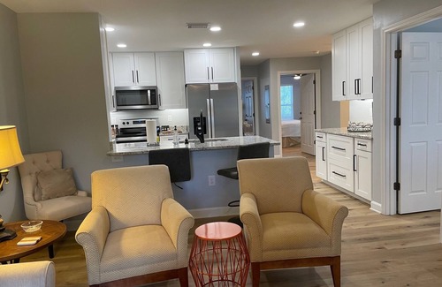 Seneca Condo | GAMEDAY GETAWAY! Marvelous 4-bedroom condo in Seneca with AC, fitness room, WiFi
