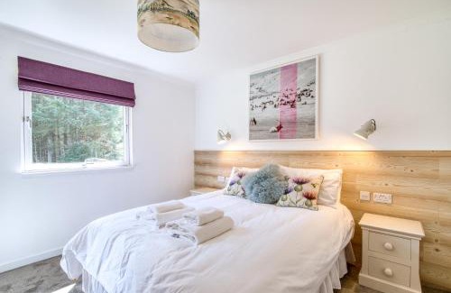 Crianlarich Ski Chalet | Gamekeeper Lodge loch and mountain view free wifi