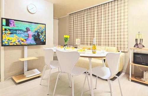 Nonhyeon-dong Apartment | Gangnam Cozy Stay near Sinnonhyeon, 3 Queen Beds, Sofa