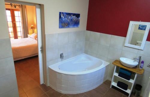 Gansbaai Apartment | Gansbaai Central Accommodation Sleeps 2 adults and 2 kids under 10 years