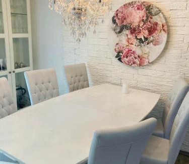 Kirchrode-Bemerode-Wulferode House | Ganzes Haus an der Messe - including parking - 3 Schlafzimmer - Big Town House at fair trade - 3 bed rooms - high WLAN - 5 minutes from fair trade- Expo Plaza and Messe Hannover - with working places, roof garden, garden with barbecue