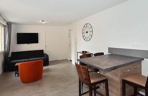 Clermont-Ferrand Apartment | Garçonnière - Appt cosy & parking à 9 min de Jaude