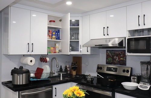 Brampton Apartment | Garden 2 Bedroom Apartment - Free Parking/Wifi/Laundry/Workstation