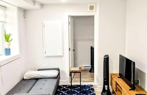Grandview-Woodland Apartment | Garden Apartment Free Parking Central Location