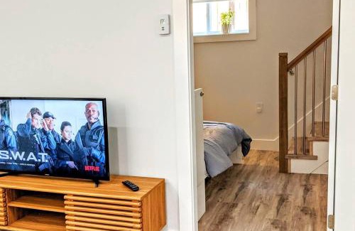 Grandview-Woodland Apartment | Garden Apartment Free Parking Central Location