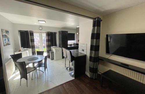 Pinkwell Apartment | Garden Apartment nr Heathrow Airport & Elizabeth Line Train Station with Parking for 2 cars