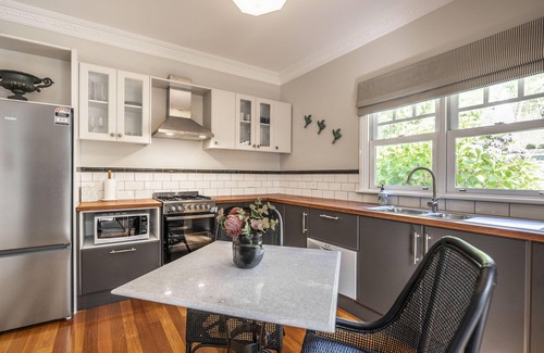 Mount Dandenong Cottage | Garden Cottage - Luxury romantic hideaway and decadent private spa room