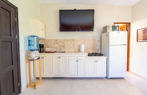 Isla Mujeres Cottage | Garden Cottage Perla at Villa Makax. The sargaso free beach is steps away