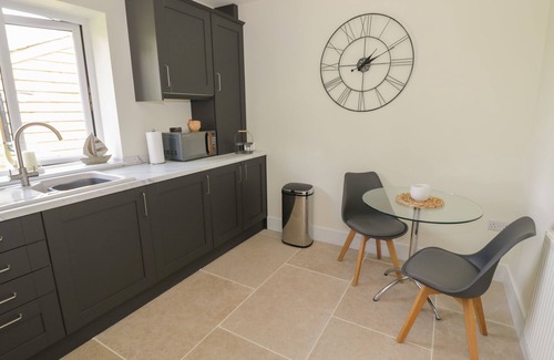 Ripple Cottage | GARDEN COTTAGE, romantic, with a garden in Upton Upon Severn