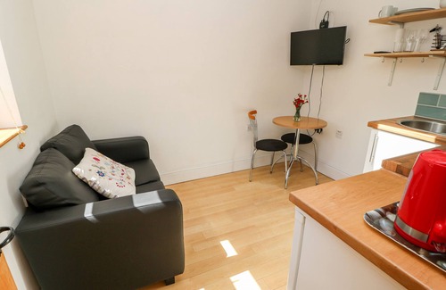 Ilkley Cottage | GARDEN COTTAGE, romantic, with a garden in Ilkley