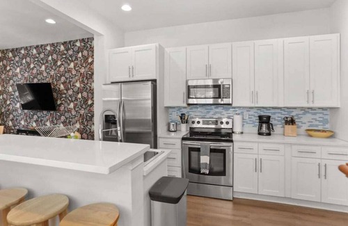Saint Thomas Development Apartment | Garden District | Garage Parking |3 Beds+Workspace