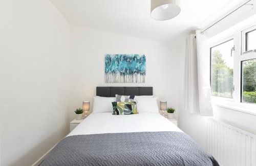 Shephall Apartment | Garden Escape Spacious 2 Bed with Parking