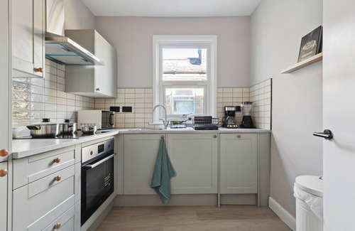 Lea Bridge Apartment | Garden Flat in Leyton | Walk to train | Great for Work & Family | 20% off now