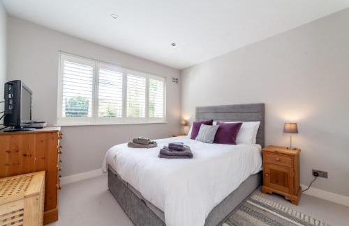 Tudor Apartment | Garden Flat short walk to Kingston & Richmond Park