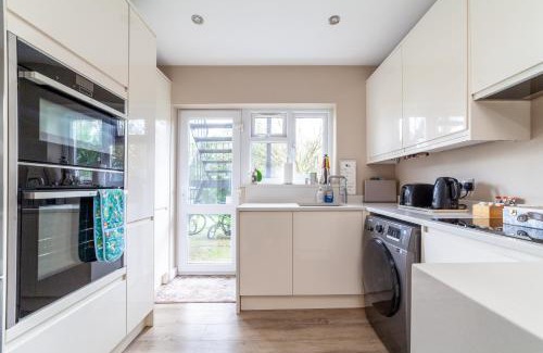 Tudor Apartment | Garden Flat short walk to Kingston & Richmond Park