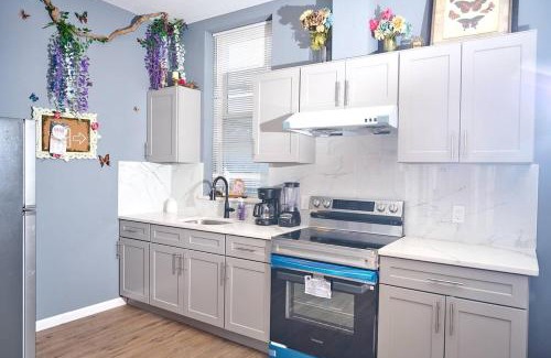 Poplar Apartment | Garden Hideaway Minutes to Fishtown
