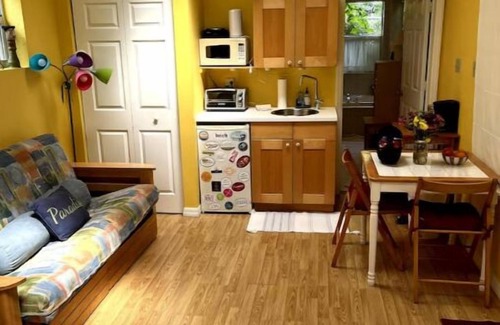 Colonialtown North Cottage | Garden House - jacuzzi, skylights, window seat, near restaurants & culture