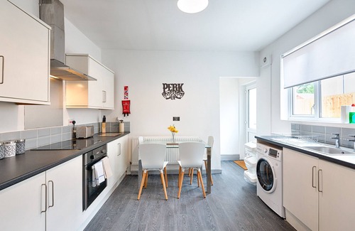 Cwmbrwla House | Garden, Spacious, Parking, TV in All Rooms!